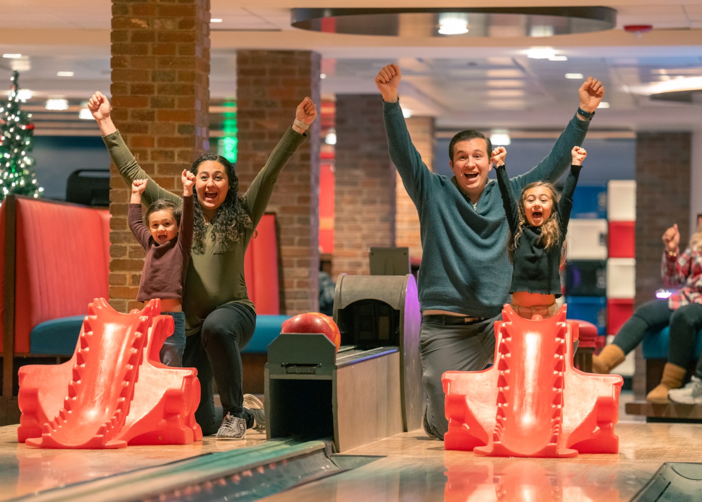 svr_bowlingalley_bowling_family_winter_2023_highres_idarado_14-(1).jpg