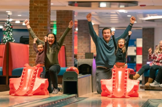 svr_bowlingalley_bowling_family_winter_2023_highres_idarado_14