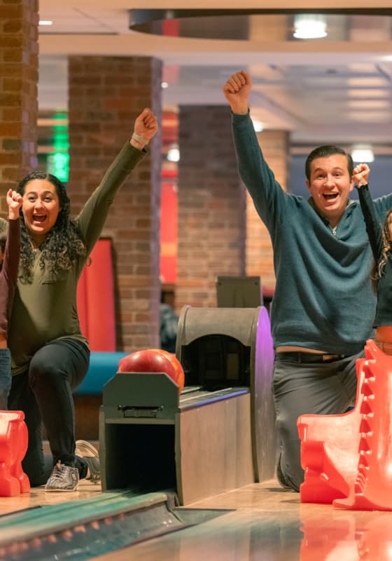 svr_bowlingalley_bowling_family_winter_2023_highres_idarado_14