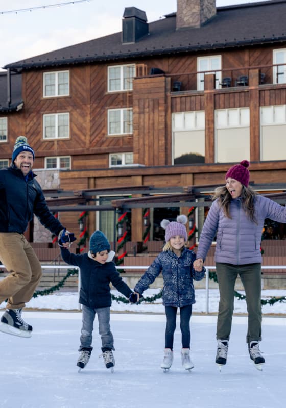 svr_icerink_skating_family_2023_highres_idarado_18