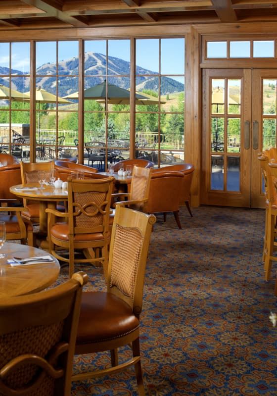 svr_svclub_dining_interior_summer_2012_3